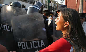 Tens of thousands of Guatemalans surrounded the National Congress in March 2005 to protest against a vote to ratify CAFTA.